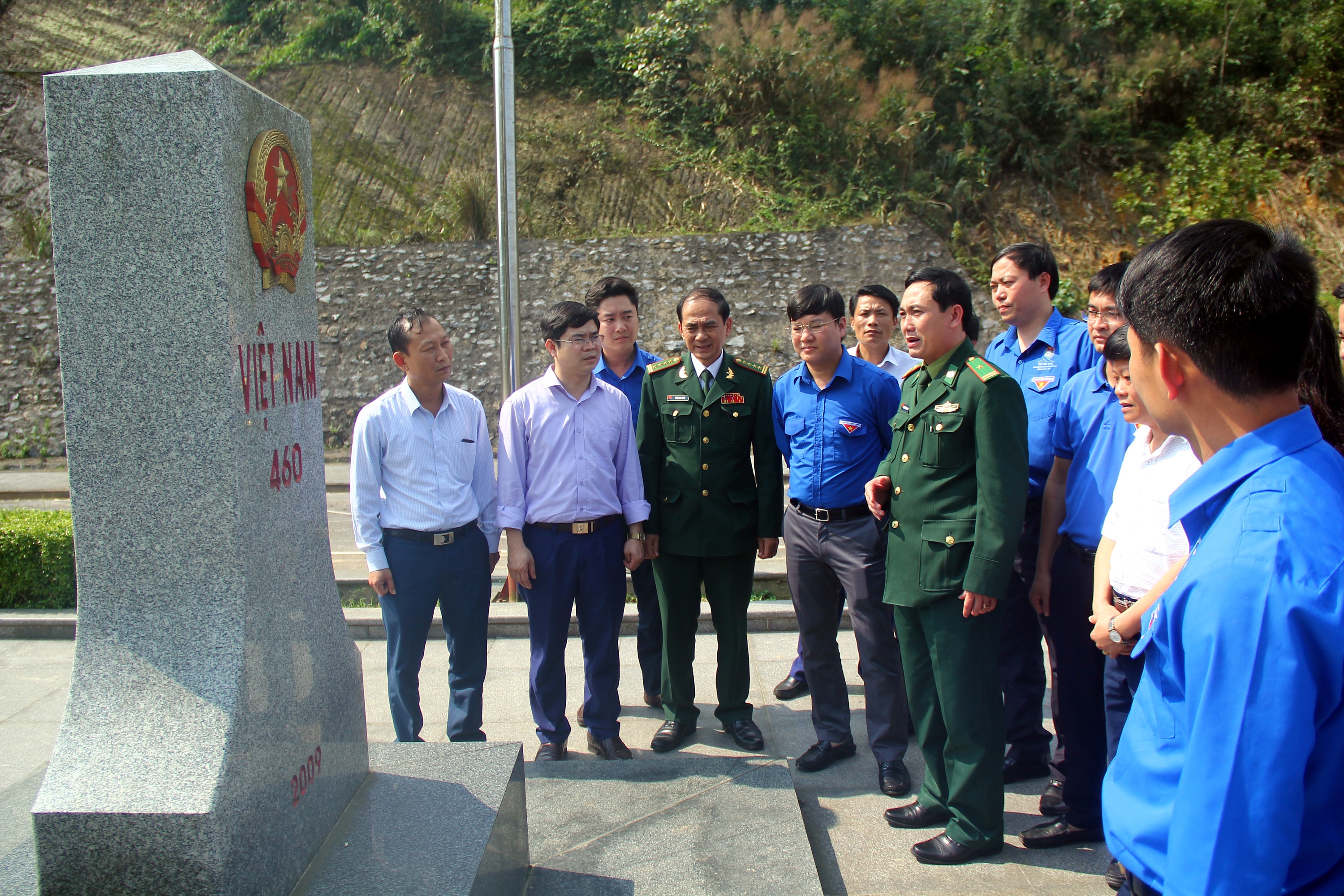 Đoàn công tác nghe đồn trưởng Đồn biên phòng Thanh Thủy giới thiệu về cột mốc biên giới ở cửa khẩu. Ảnh: Tiến Hùng