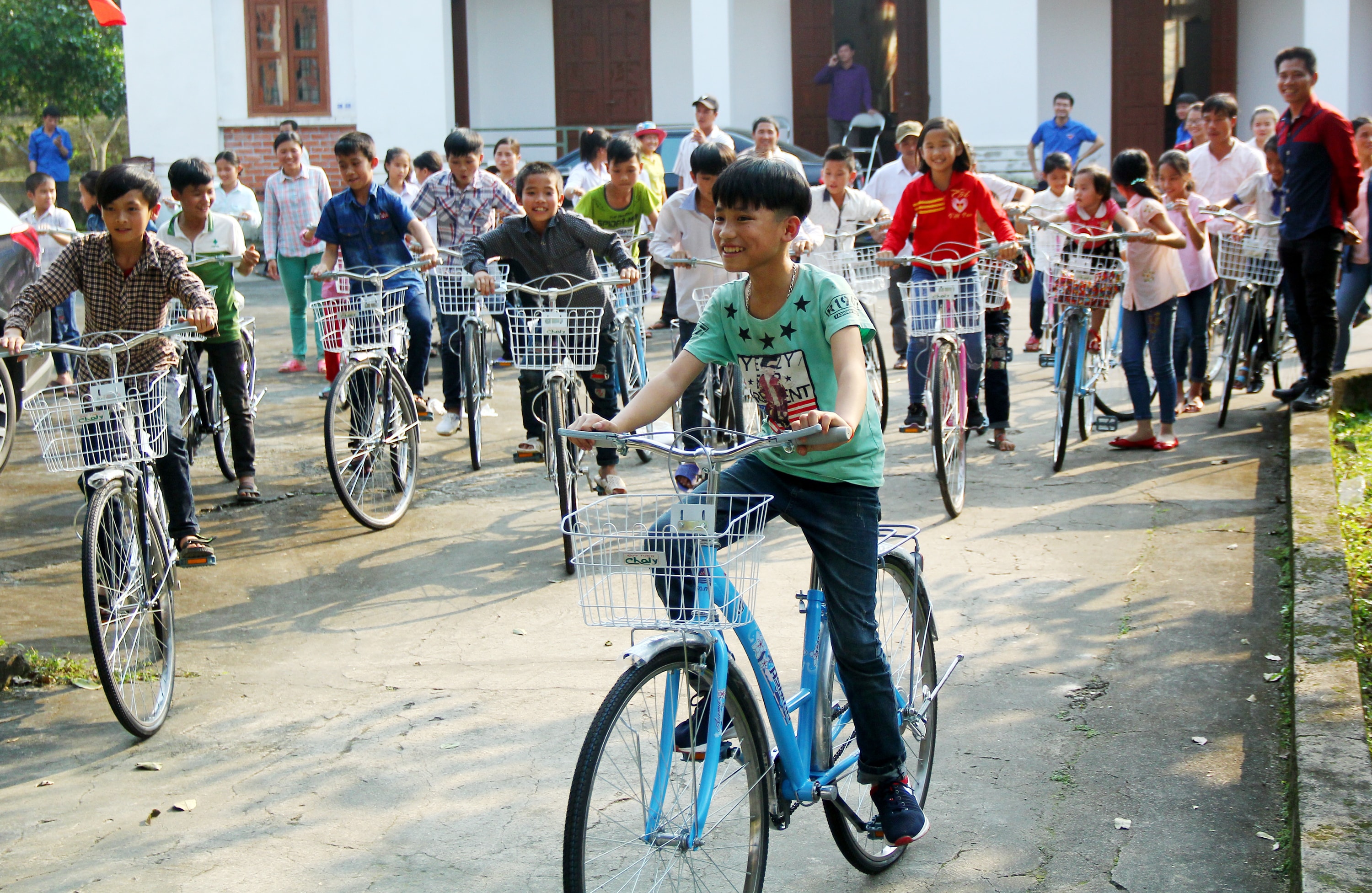 Các em học sinh nhận xe đạp từ Tỉnh đoàn. Ảnh: Tiến Hùng
