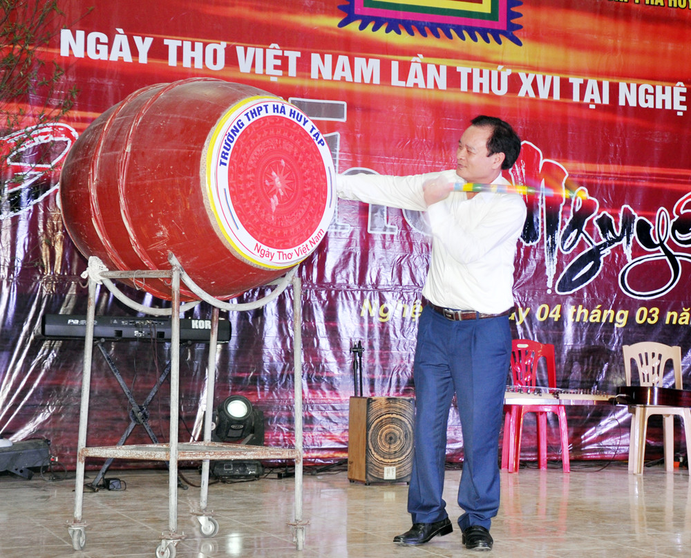 Đồng chí Hồ Phúc Hợp - Trưởng Ban Tuyên giáo Tỉnh ủy đánh trống khai hội Đêm thơ Nguyên tiêu. Ảnh: Công Kiên