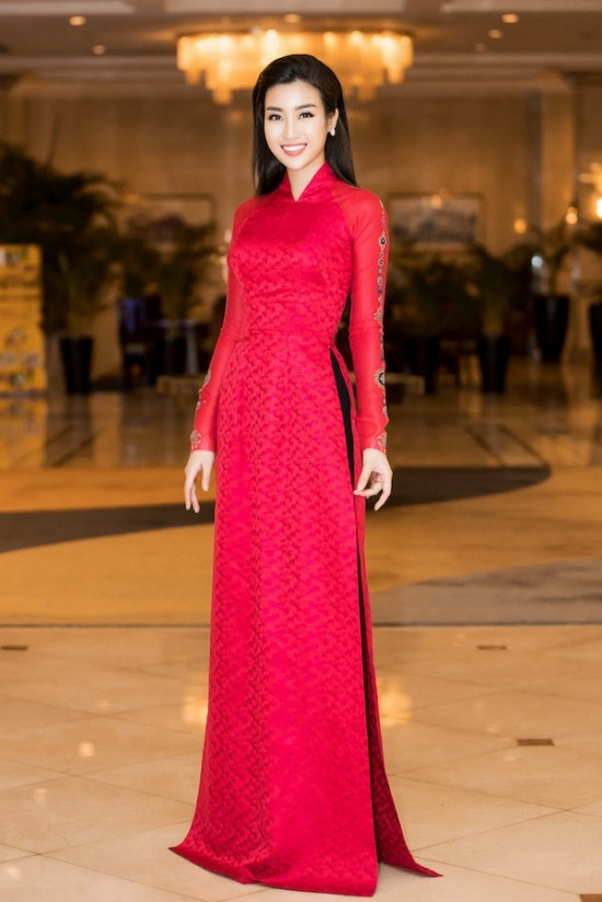 Hoa hậu Mỹ Linh, Diễm My 9x diện áo dài trên phố đi bộ