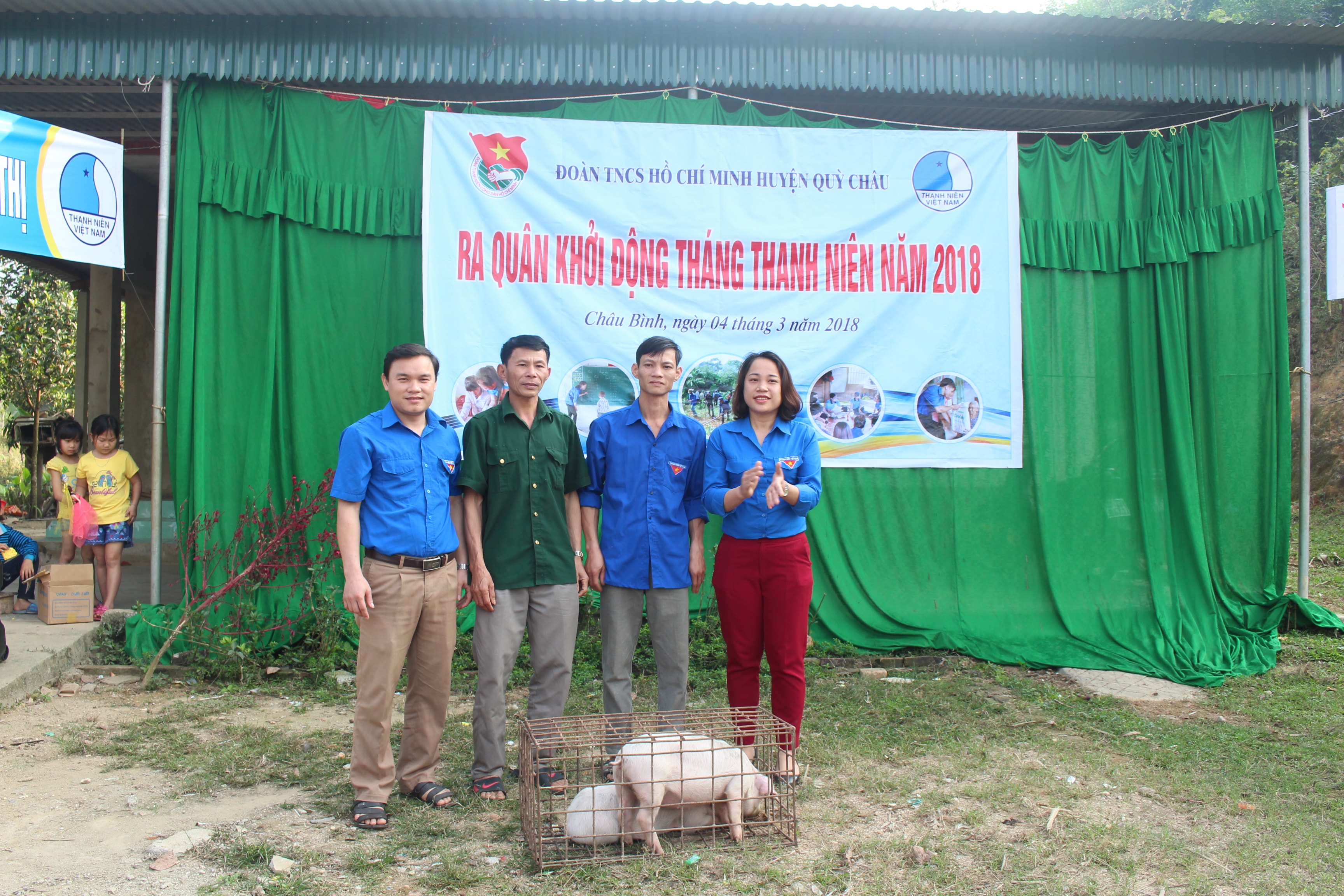 Đại diện đoàn huyện Quỳ Châu tặng lợn cho ĐVTN có hoàn cảnh đặc biệt khó khăn. Ảnh: Lương Nga