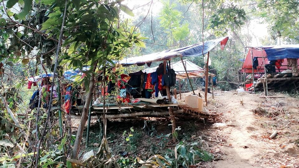 Hầu hết những người mở đường phải dựng lán (chòi) để ở lại qua đêm vì đướng sá đi lại khó khăn. Ảnh: LDK