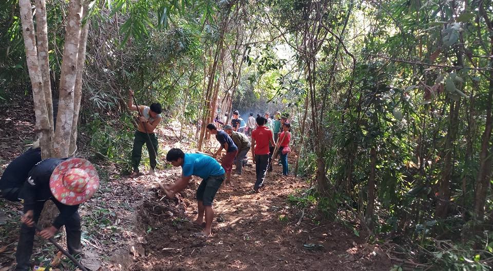 Người dân huyện Tương Dương mở đường vào xã 4 không. Ảnh LDK