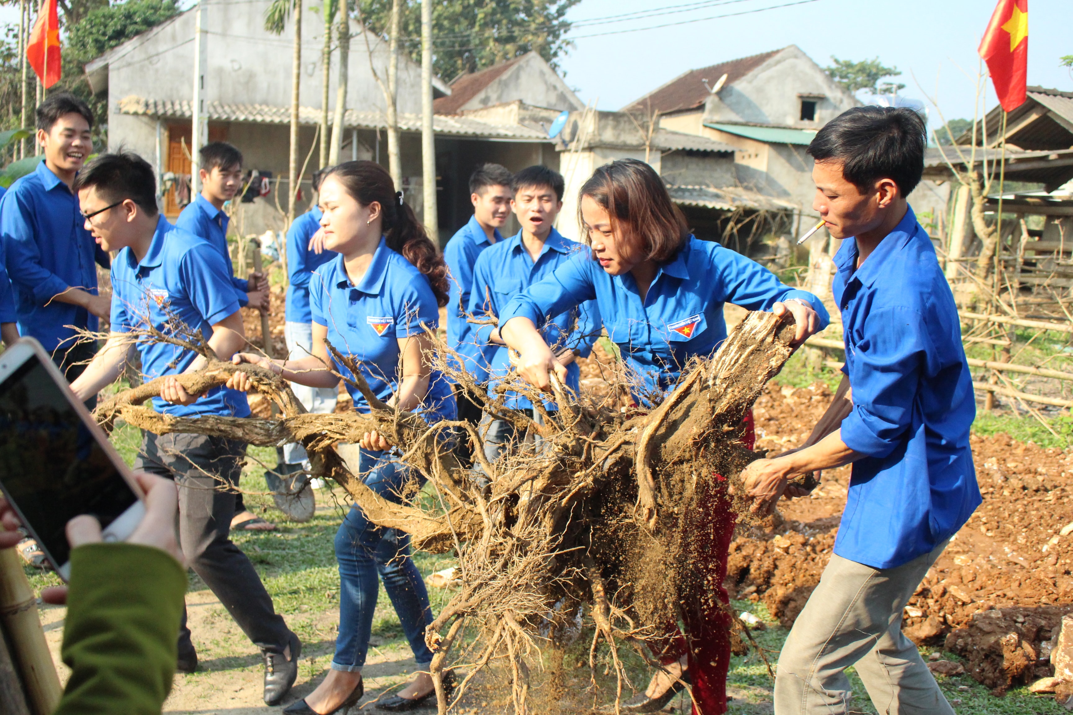 Có gần 200 đoàn viên trong huyện Quỳ Châu tham gia mở đường cho người dân. Ảnh: Lương Nga
