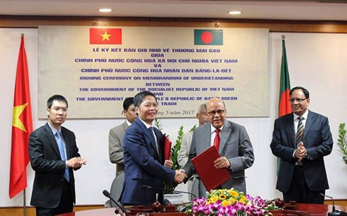 Lễ ký kết bản ghi nhớ về thương mại Gạo giữa Chính phủ Việt Nam và Chính phủ Bangladesh tháng 5/2017. 