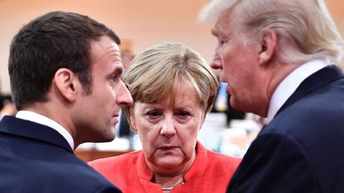 Tổng thống Mỹ Donald Trump (phải), Thủ tướng Đức Angela Merkel (giữa) và Tổng thống Pháp Emmanuel Macron (trái) gặp gỡ bên lề hội nghị G20 tại Hamburg, Đức ngày 7/7/2017. Ảnh: Reuters.