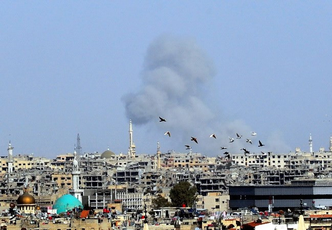 Khói bốc lên sau một cuộc không kích tại Đông Ghouta, Syria ngày 2/3 vừa qua. Ảnh: THX/TTXVN