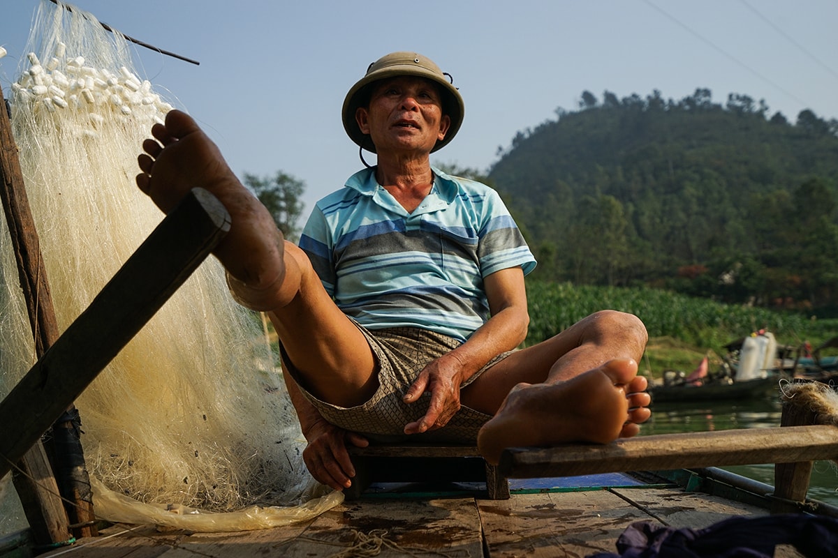 Nhịp chèo khỏe khoắn của một lão ngư Nam Tân trên sông Lam. Sáng nay lão ngư tên Vỵ này bắt đầu hành trình của mình từ khi 6 giờ sáng. Ảnh: Trung Hà