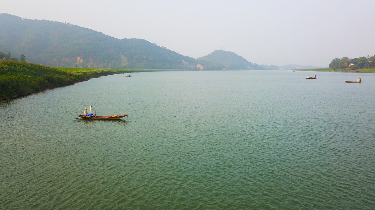 Từ sáng sớm, những con thuyền đã bắt đầu rời bến để bắt đầu một ngày đánh bắt miệt mài. Ảnh: Trung Hà