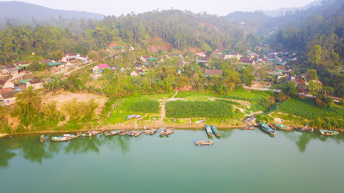 Tầm tháng Giêng hàng năm, cá mòi sông Lam lại bắt đầu dặm dài thiên lý của mình. Từ cửa sông Bãi Ngang, cá mòi tiến về Bến Thủy rồi lên Hưng Nguyên, Nam Đàn, khi đến mạn Thanh Chương, cá sinh nở những lứa mới. Càng về gần vùng sông, suối, thịt cá càng thơm và béo. Vậy nên, ngư dân quanh những vùng này thường đón đầu mùa cá mòi từ sớm để mong hưởng chút lộc từ chính vùng quê của mình, những mong kiếm thêm chút đỉnh lo cho con cái ăn học