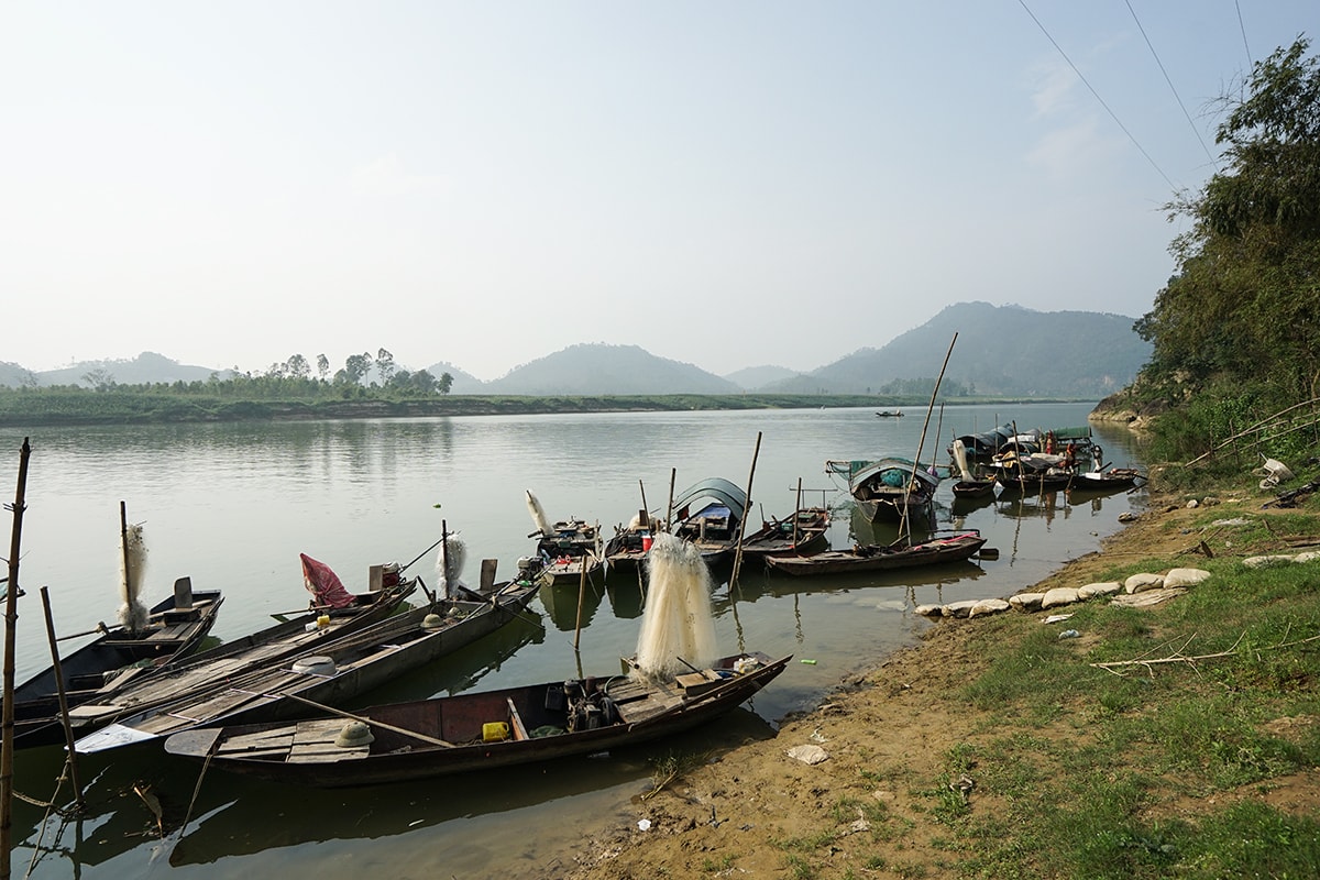 Xóm chài xã Nam Tân (Nam Đàn) có hơn chục hộ, đã được chính quyền cấp đất, ổn định cuộc sống từ năm 2010 nhưng vẫn sinh sống chủ yếu bằng nghề chài lưới trên dòng sông Lam.