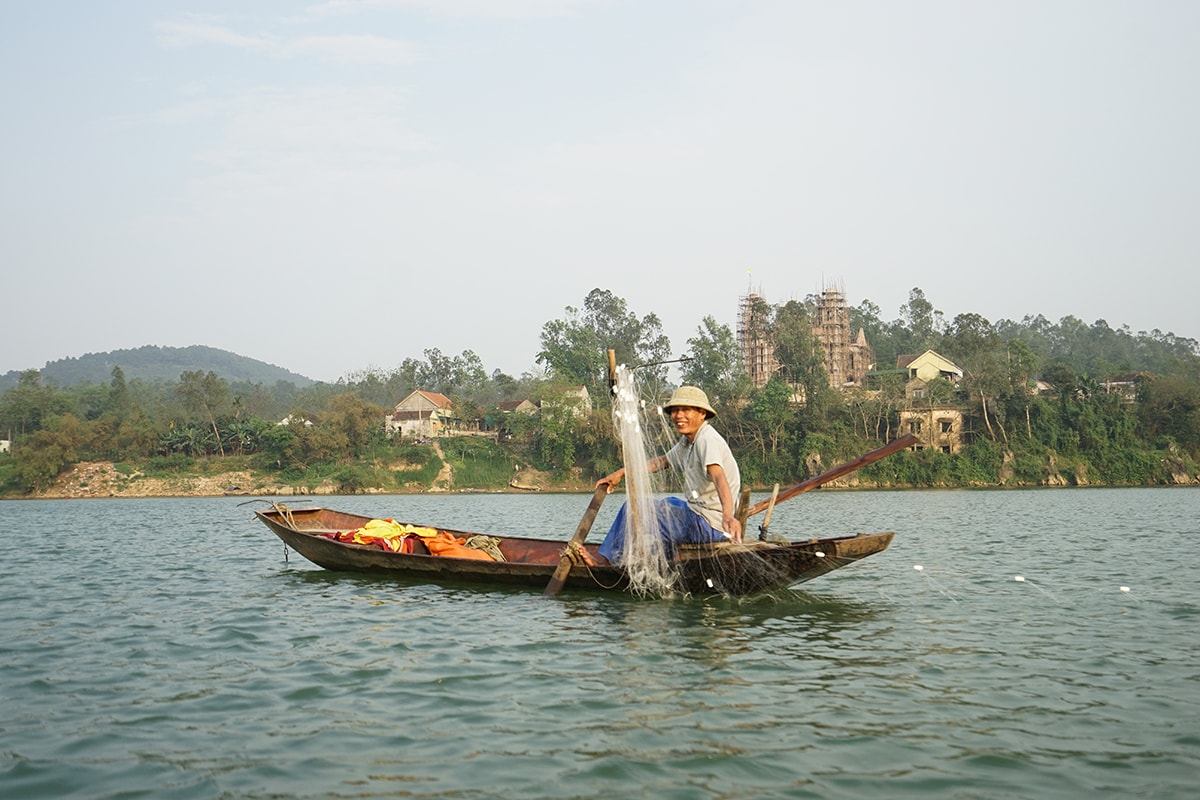 Cùng gặp nhau đánh cá trên một khúc sông, những người chài lưới lại chào nhau bằng những nụ cười và hỏi han xem hôm nay kết quả đánh bắt thế nào. Ảnh: Trung Hà
