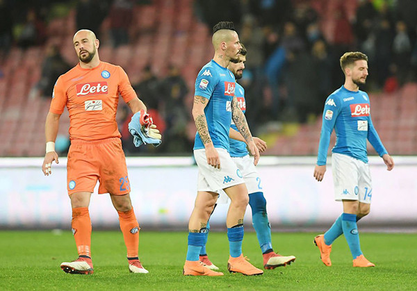 Các cầu thủ Napoli thất vọng sau trận thua 2 - 4 trước AS Roma. Ảnh: Internet