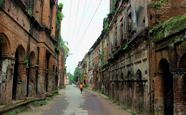 Những thánh đường Hồi giáo (mosque), đền Hindu (Dhakeshwari Temple) hay những nhà thờ Thiên chúa giáo linh thiêng là linh hồn của người dân bản địa. Trải qua nhiều biến động, Bangladesh cũng còn nhiều công trình kiến trúc lịch sử khiến du khách ngỡ ngàng. Đặc biệt hơn cả, những di tích lịch sử ở Bangladesh không hề xa lạ, mà luôn gắn liền với đời sống thường ngày của người dân.