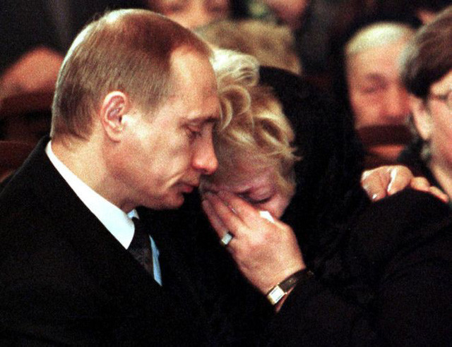 Ông Putin an ủi bà Lyudmila Narusova, vợ của ông Sobchak, trong lễ tang người thầy năm 2000. Ảnh: Reuters