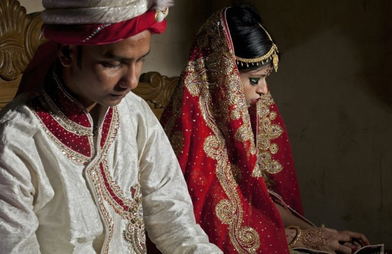 Gần như không một nước nào trên thế giới có nhiều “cô dâu trẻ con”  như ở Bangladesh - theo số liệu Unicef gần một phần ba em gái ở nước này lấy chồng khi chưa đến 15 tuổi!