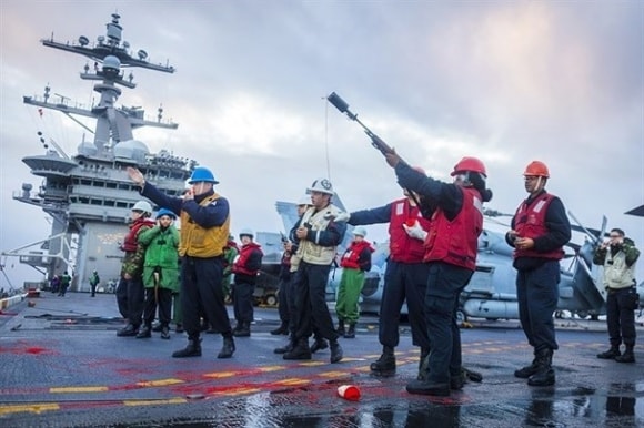 Phi công Hải quân Jaquala Moore bắn súng từ boong máy bay của tàu sân bay USS Carl Vinson trong thời gian chờ tiếp liệu.