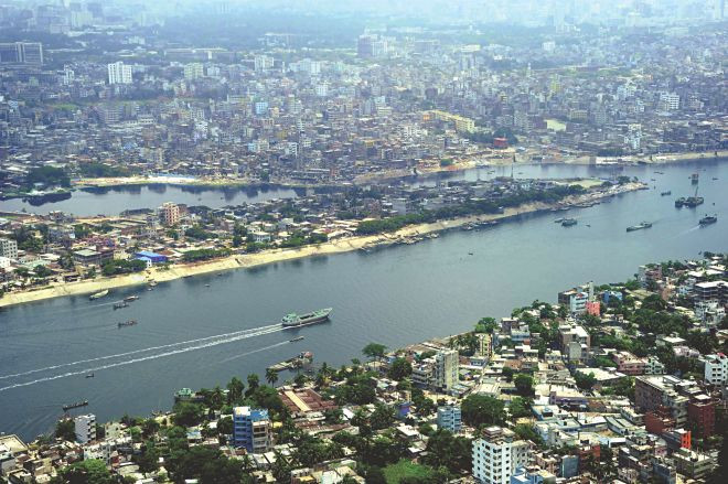 Bangladesh là một quốc gia nhiều đi qua của khoảng 700 con sông, bao gồm Jamuna, Padma (tiếng Ấn Độ là Ganga) và Megha.Sông ở Dhaka là Buriganga, hoặc Old Lady Ganga,là một phần của sông Hằng, nhưng bây giờ là một dòng sông riêng biệt. Suốt ngày trên sông luôn đông dúc dòng người qua sông bằng phà,và tàu vận tải tấp nập dỡ hàng hóa của họ.