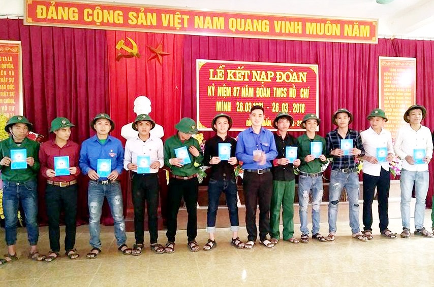 Đoàn xã Bình Chuẩn kết nạp và trao thẻ đoàn cho đoàn viên ưu tú. Ảnh: Bá Hậu