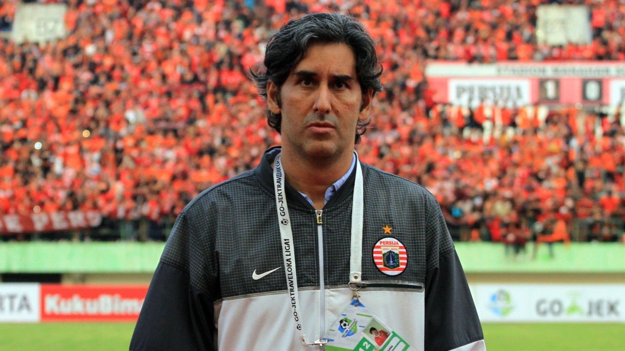  Ông Stefano Cugurra, HLV trưởng của Persija Jakarta.