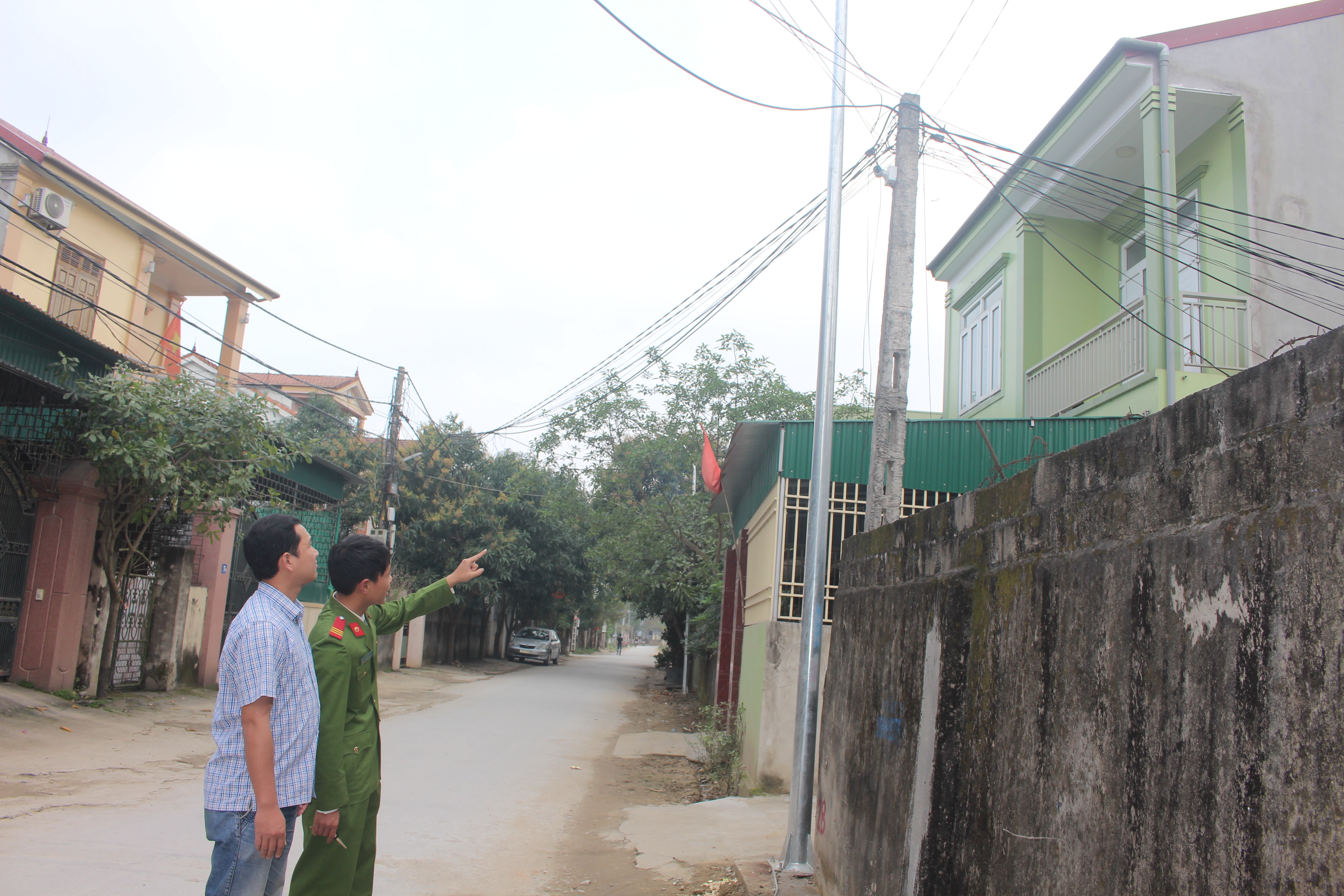 Công an xã Hưng Lộc kiểm tra mắt camera trên địa bàn. Ảnh: Phương Thảo