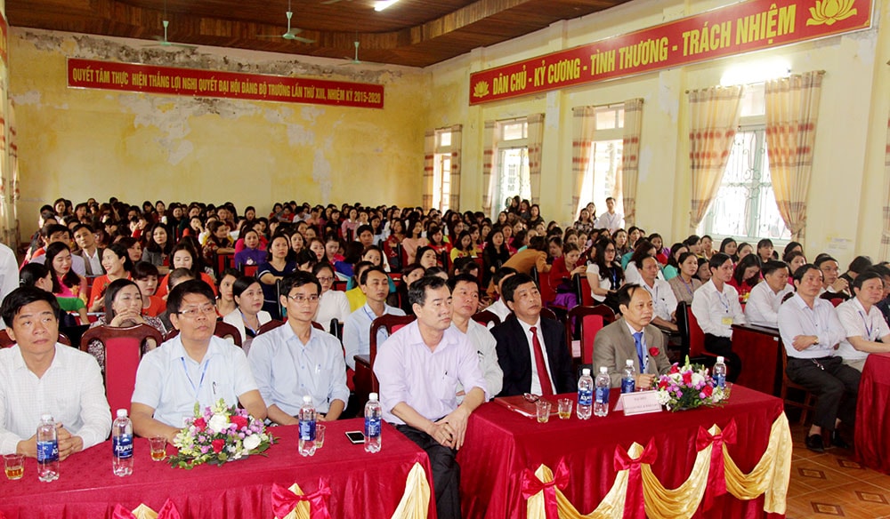 Các đại biểu và các thí sinh tham dự buổi lễ khai mạc. Ảnh: Mỹ Hà