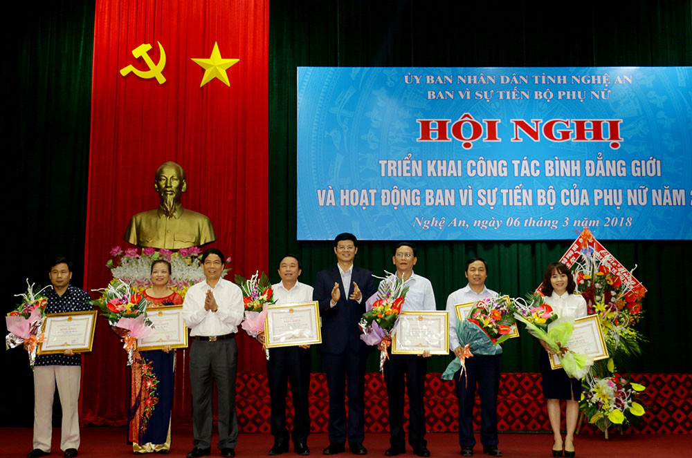 Đồng chí Lê Xuân Đại tặng bằng khen của UBND tỉnh cho các tập thể và cá nhân xuất sắc. Ảnh: Mỹ Hà