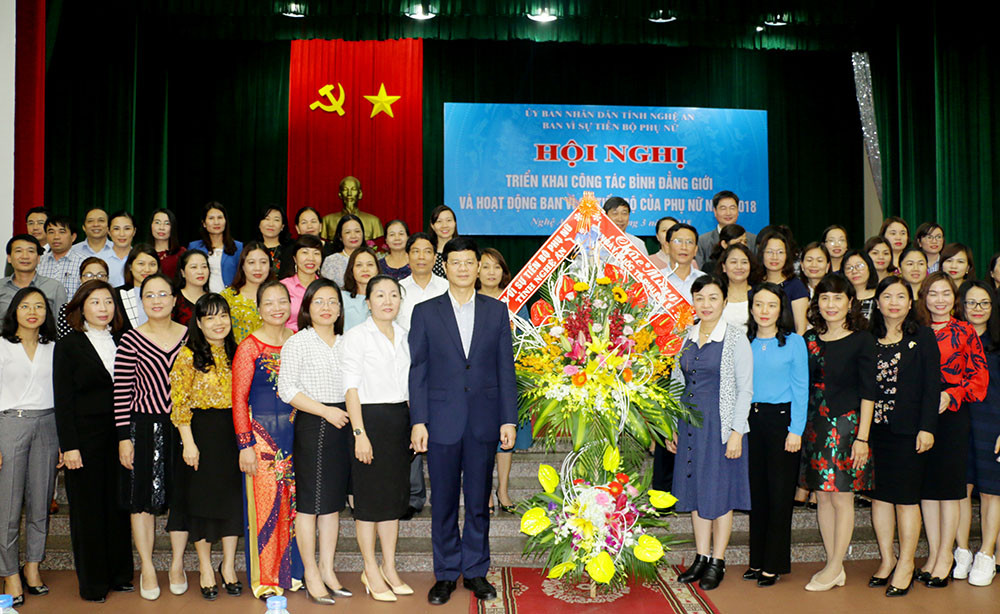 Đồng chí Lê Xuân Đại tặng hoa cho các đại biểu nữ nhân dịp Kỷ niệm Ngày Quốc tế phụ nữ. Ảnh: Mỹ Hà