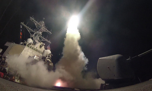 Tàu khu trục Mỹ phóng tên lửa Tomahawk vào căn cứ không quân Syria ngày 7/4/2017. Ảnh: US Navy.