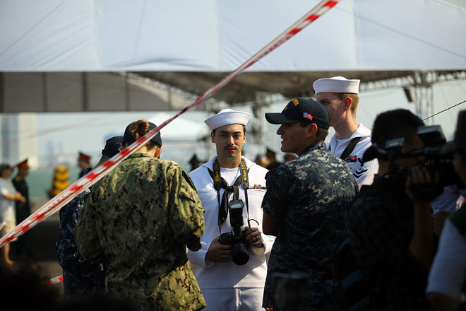 quân nhân, thủy thủ trên tàu sân bay Mỹ ở Đà Nẵng.