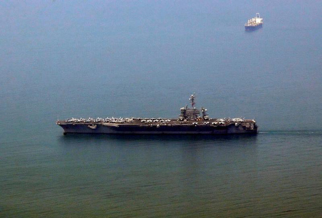Hình ảnh tàu USS Carl Vinson neo đậu ngoài khơi Đà Nẵng, Việt Nam. Ảnh: Reuters
