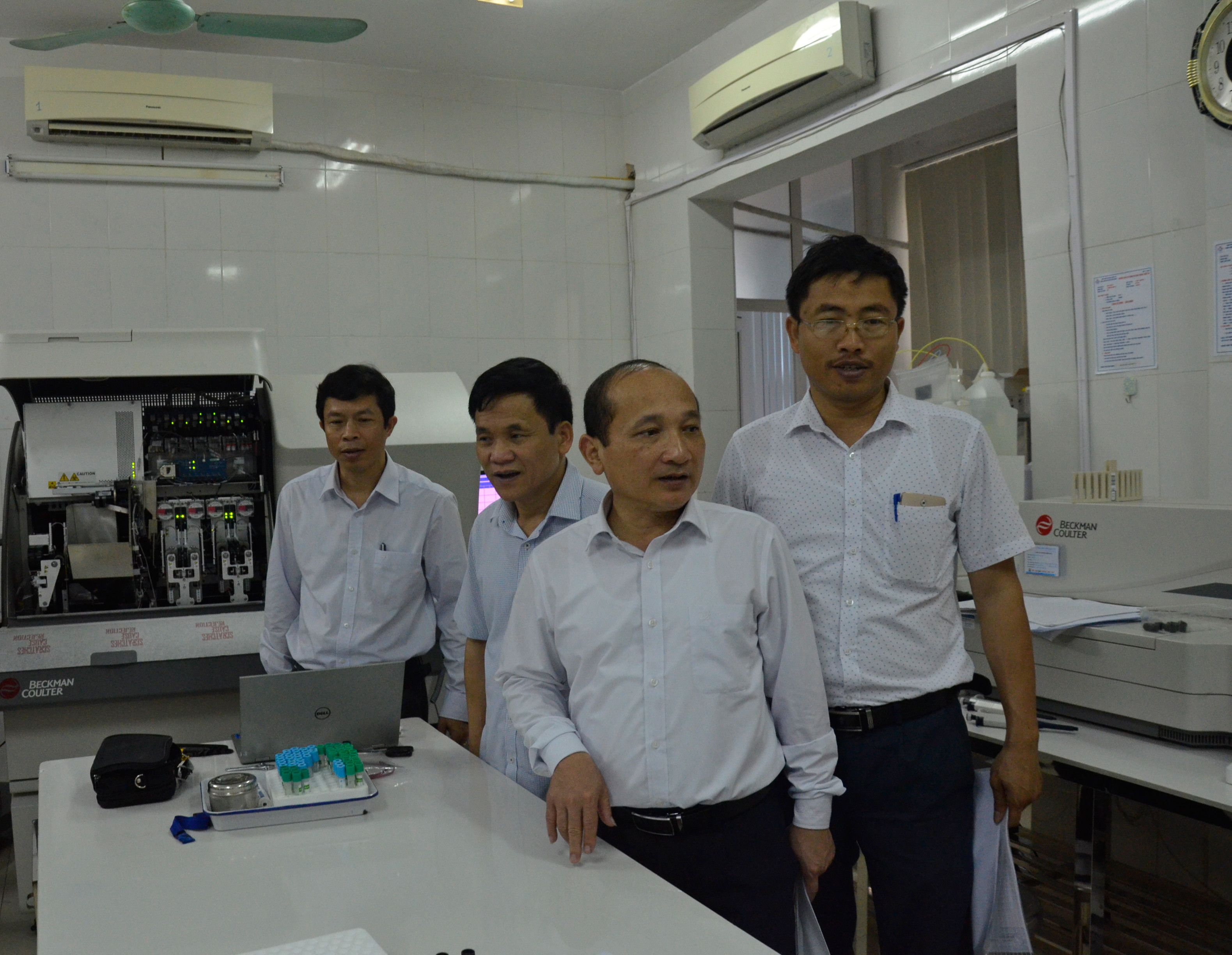 Đoàn Giám sát của Quốc hội kiểm tra các trang thiết bị phục vụ khám chữa bệnh tại Bệnh viện Sản nhi. Ảnh Thanh Lê