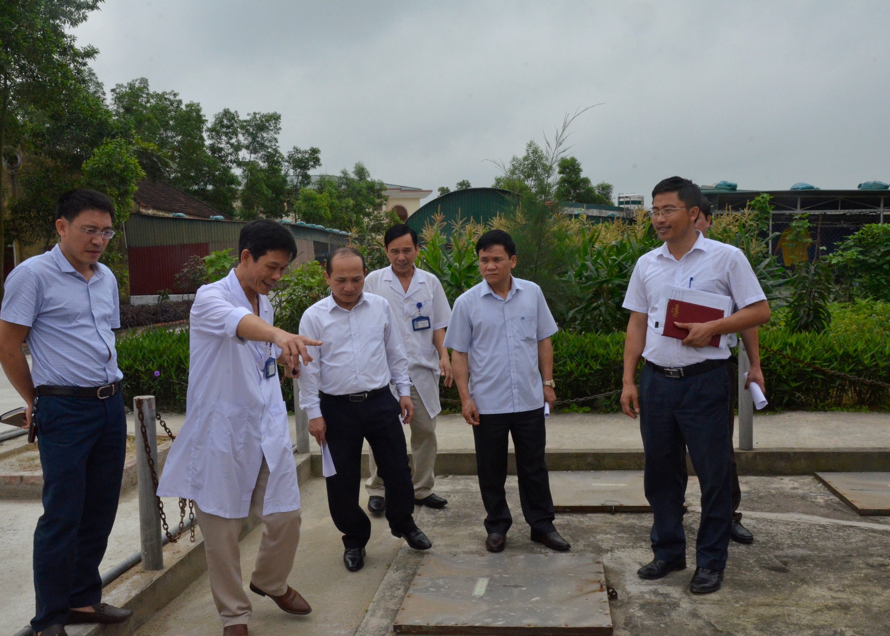 Đoàn Giám sát kiểm tra thực tế vận hành hệ thống xử lý chất rắn tại Bệnh viện Lao và bệnh phổi Nghệ An. Ảnh Thanh Lê