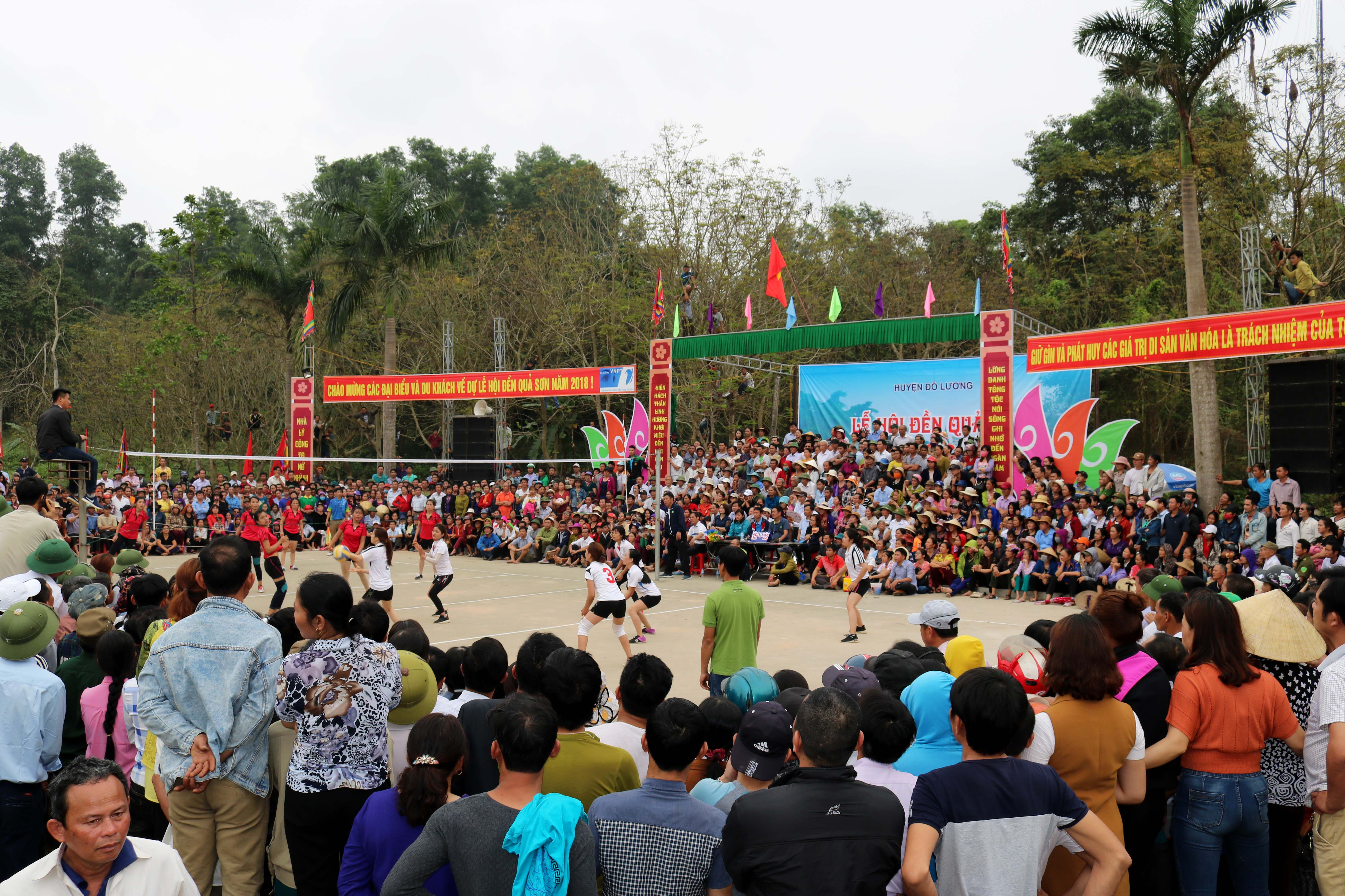 Sáng 6/3, diễn ra trận đấu bóng chuyền nữ giữa các xã trong huyện Đô Lương, hàng nghìn người trên sân háo hức theo dõi. Ảnh: Huy Thư