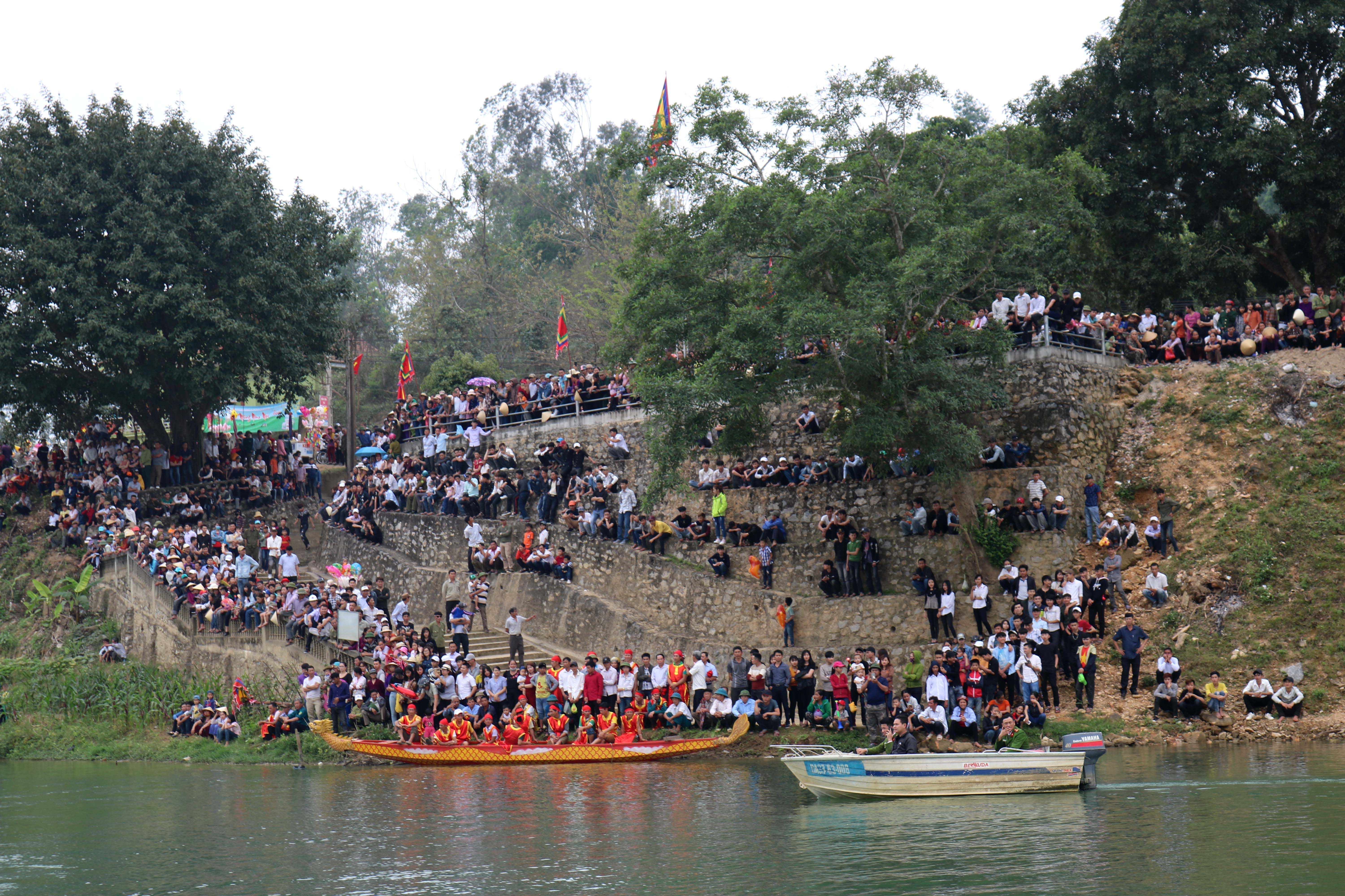  Từ đầu chiều, rất đông người dân đã có mặt trên bến sông Lam để xem hội chèo bơi. Ảnh: Huy Thư