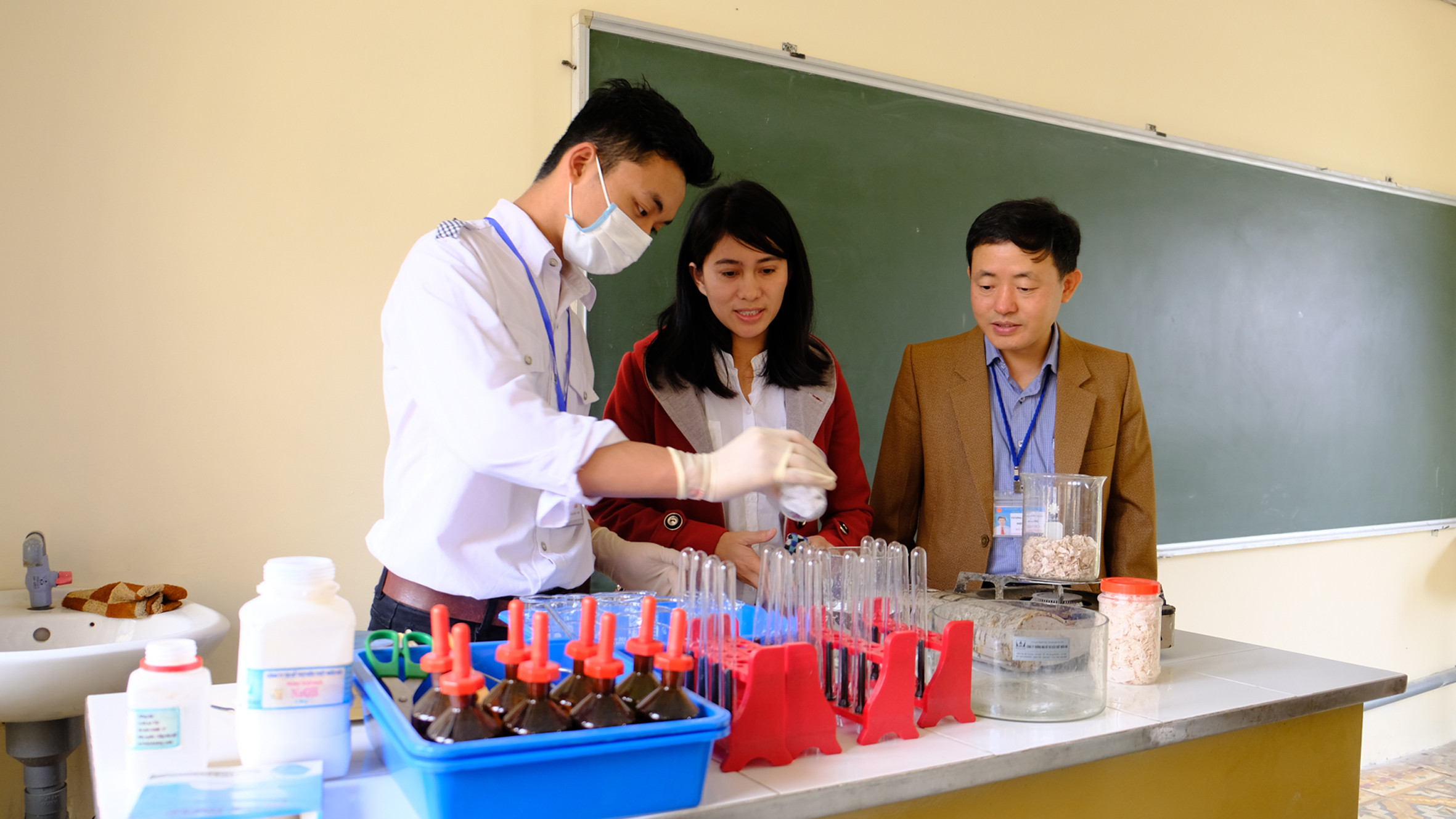Thí nghiệm về đề tài xử lý rác thải của học sinh Trường THPT Cửa Lò. Ảnh: Mỹ Hà