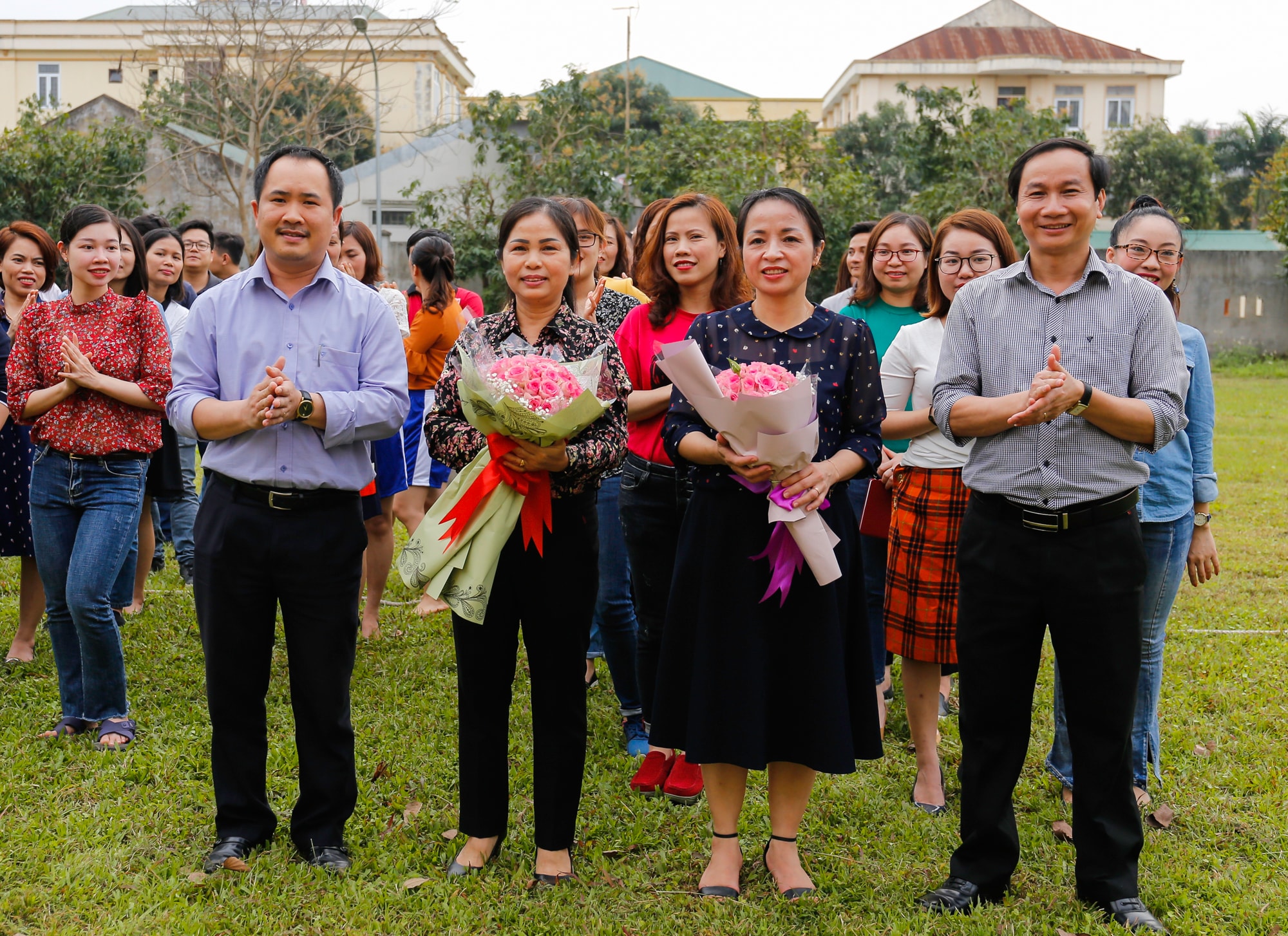 Tặng hoa chúc mừng đồng chí Tổng Biên tập Phạm Thị Hồng Toan và Phó Tổng Biên tập Hồ Thị Ngân nhân ngày 8/3