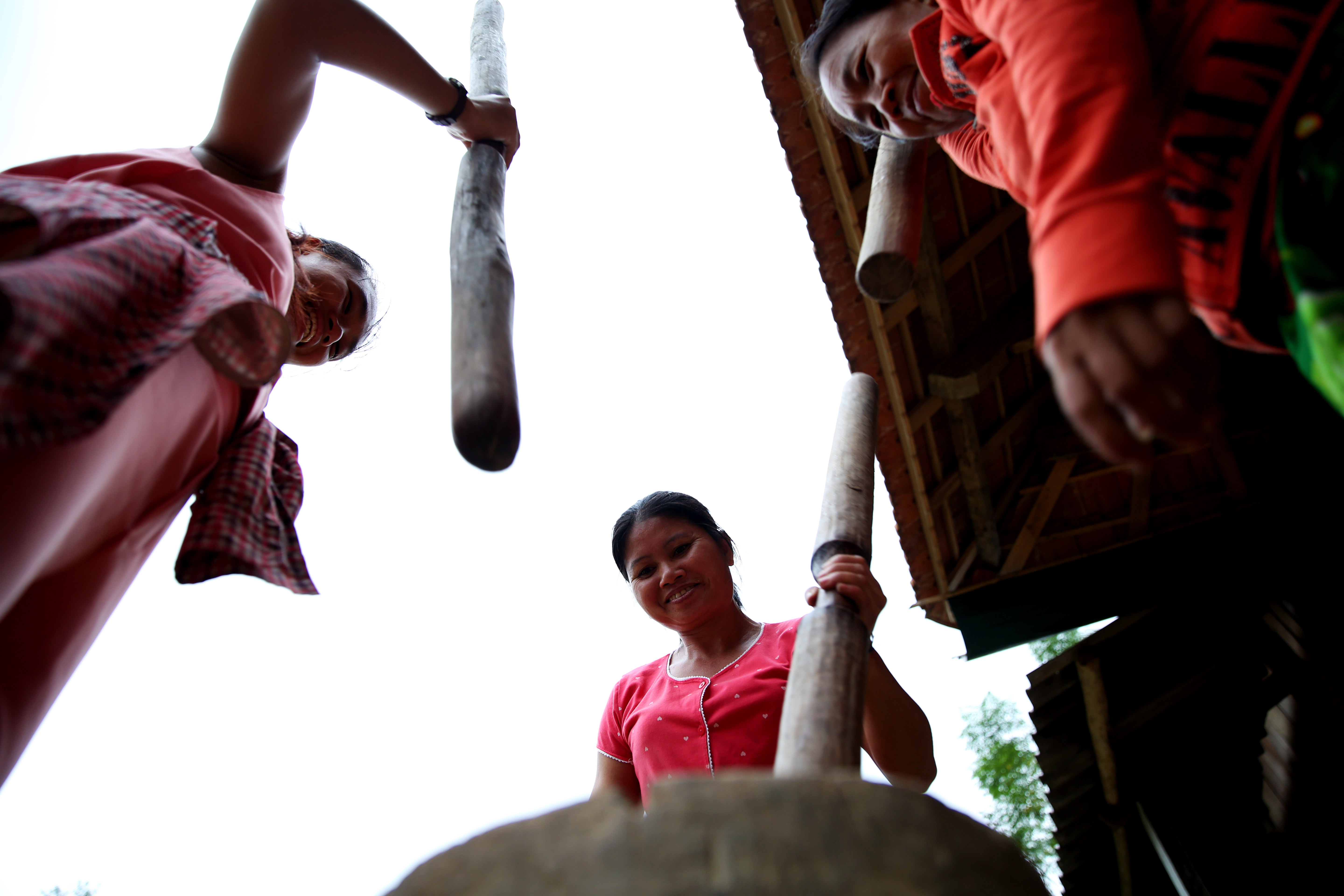 Ở những bản làng xa xôi mà máy xát gạo vẫn xa lạ thì phụ nữ phải giã gạo phục vụ gia đình. Những bàn tay lao động vì thế mà trở nên chai sạn. Bức ảnh chụp phụ nữ bản Xốp Chạng xã Yên Hòa (Tương Dương) giã gạo vào một buổi chiều cuối năm 2017. Ảnh : Hồ Phương
