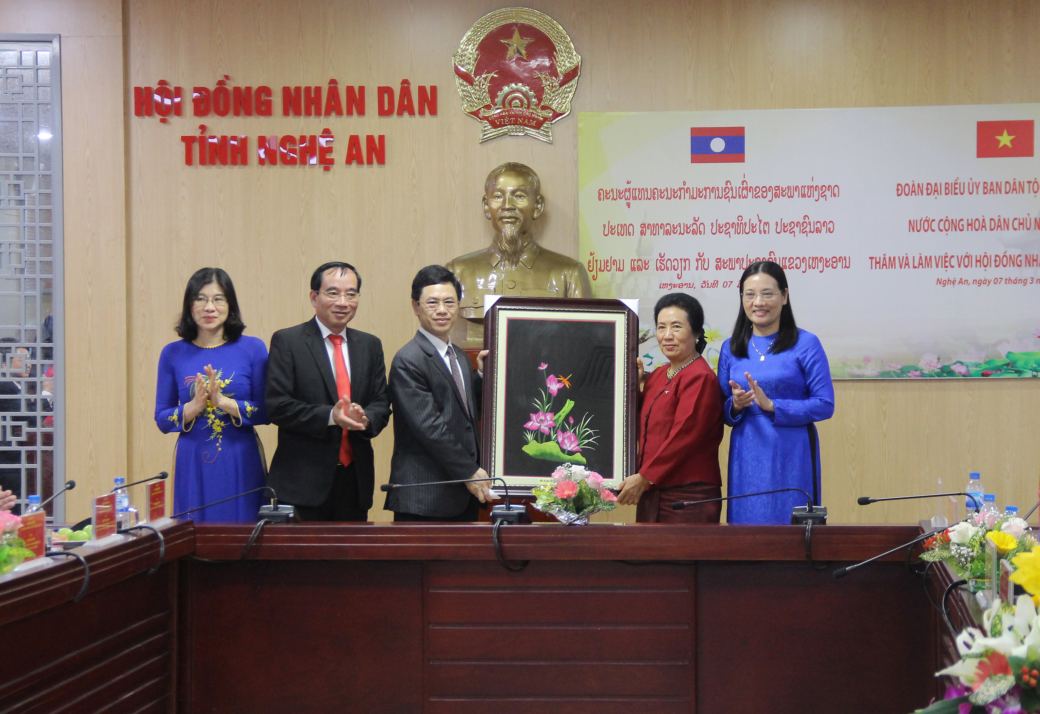 Lãnh đạo HĐND tỉnh tặng quà lưu niệm cho đoàn công tác của Ủy ban Dân tộc Quốc hội Lào. 