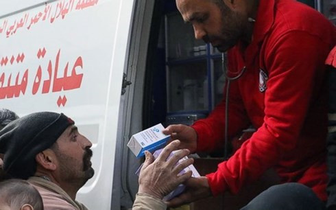Người dân Đông Ghouta nhận hàng viện trợ hôm 5/3/2018. Ảnh AP