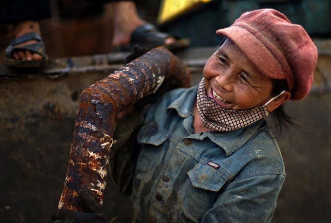 Nụ cười của một  lao động  nữ ở bãi thải sắt vụn ở Nghệ An.  
