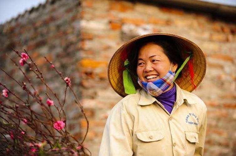 Nụ cười người phụ nữ làng đào Nhật Tân.