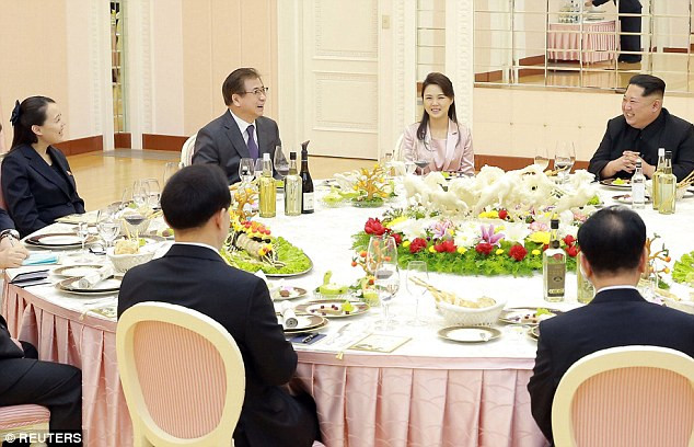 Ông Kim ngồi cạnh vợ