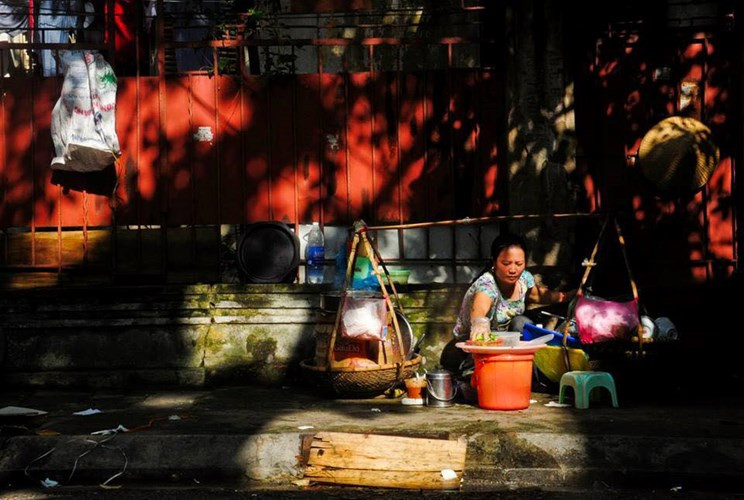 Những người phụ nữ Việt Nam chịu thương chịu khó, hàng ngày vất vả bên gánh hàng rong để có thu nhập cho cuộc sống gia đình thêm êm ấm.