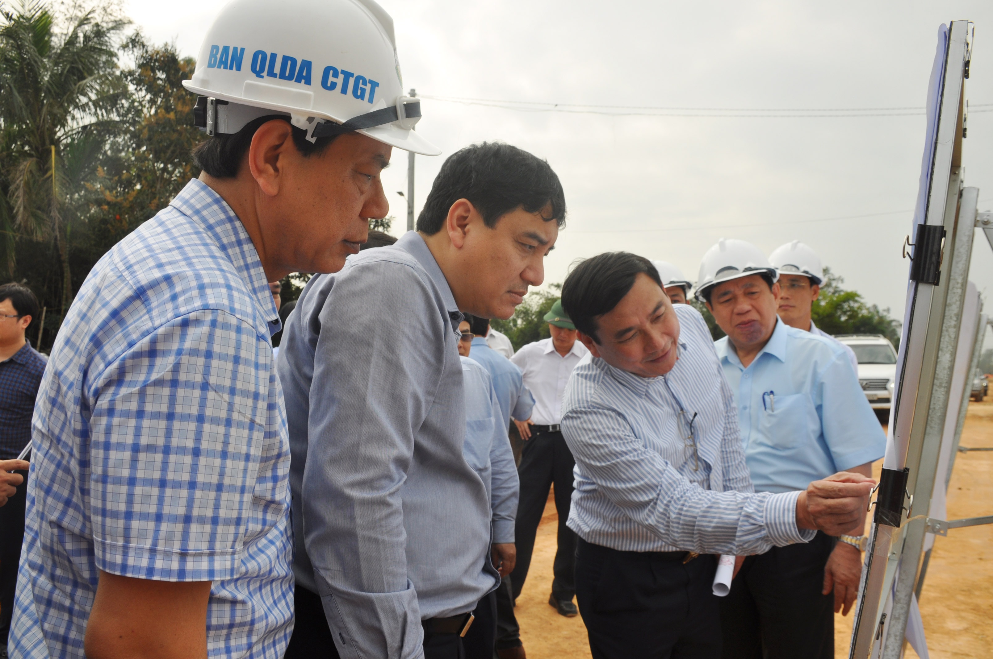 Đoàn công tác của tỉnh kiểm tra tiến độ thi công tiểu dự án đô thị Vinh. Ảnh Thu Huyền