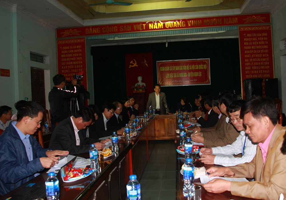 Đoàn giám sát Ủy ban các vấn đề xã hội của Quốc hội đã đến làm việc tại xã Nghi Hoa, huyện Nghi Lộc. Ảnh: Chu Thanh