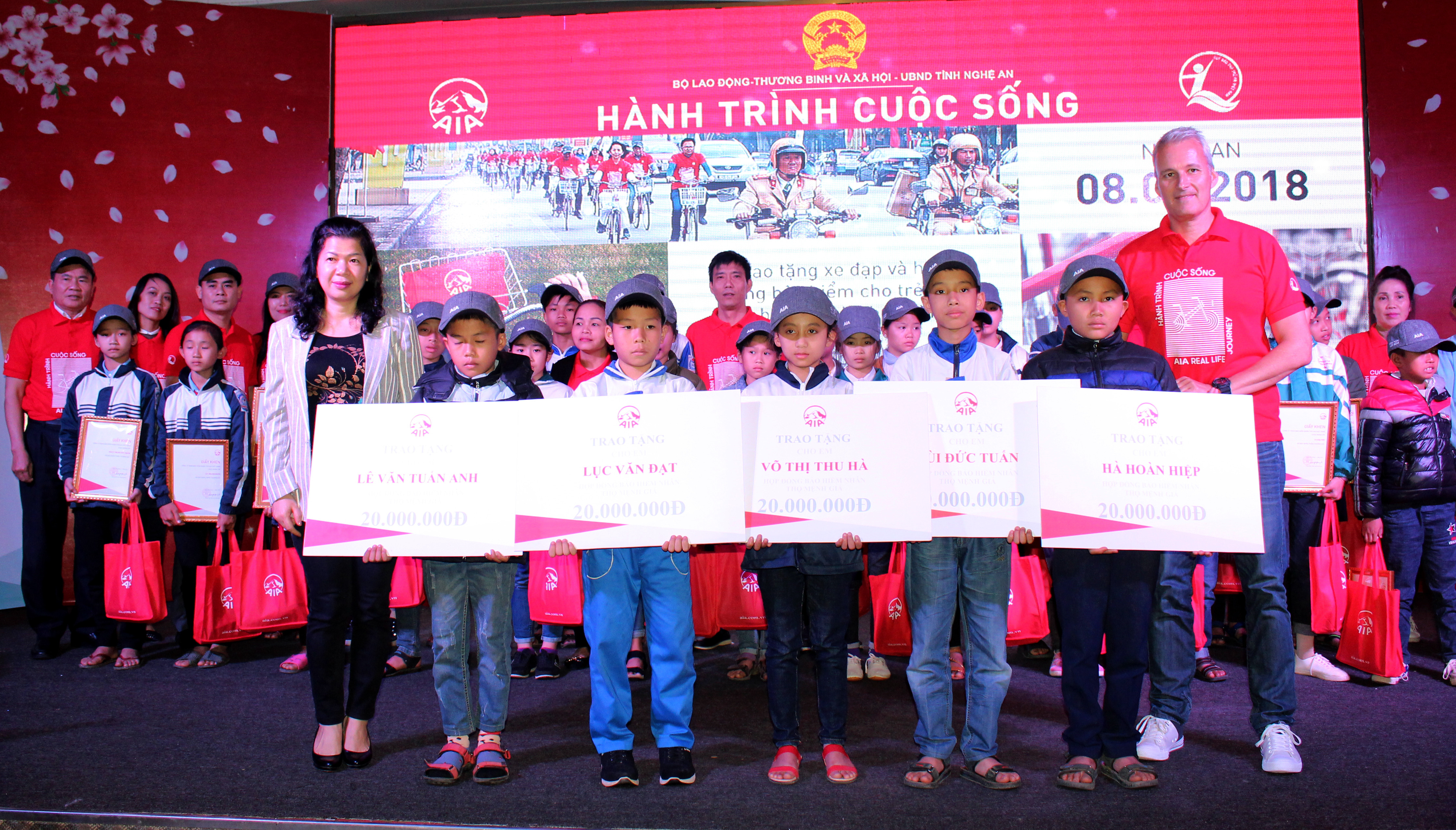 AIA Việt Nam trao tặng 5 số tiết kiệm cho học sinh nghèo vượt khó của tỉnh Nghệ An. Ảnh: Đinh Nguyệt