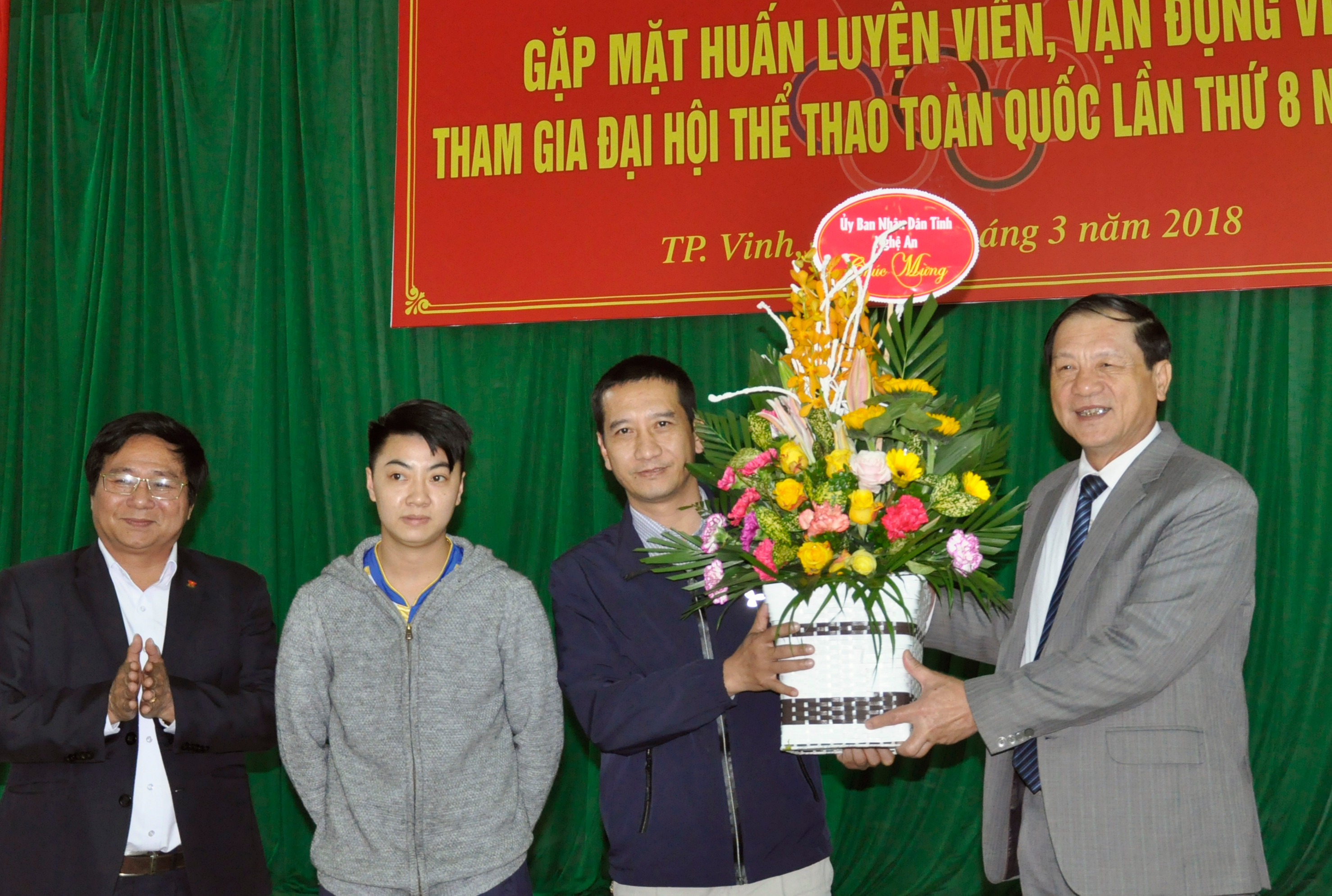 Đồng chí Lê Minh Thông tặng hoa cho đại diện HLV, VĐV đoàn thể thao Nghệ An -Ảnh: Đức Dũng
