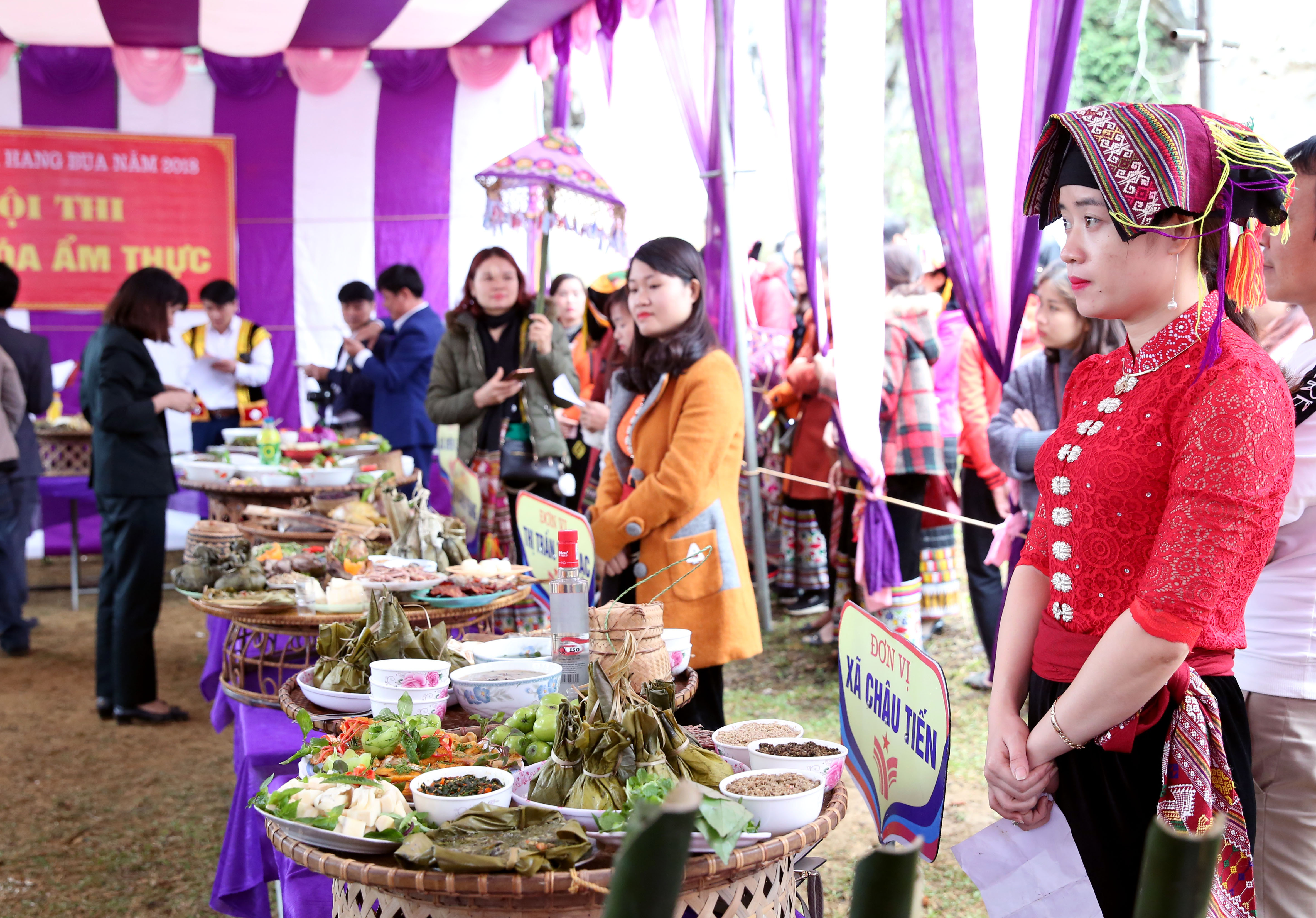 Ẩm thực Thái tại lễ hội Hang Bua năm 2018. Ảnh : Hữu Vi