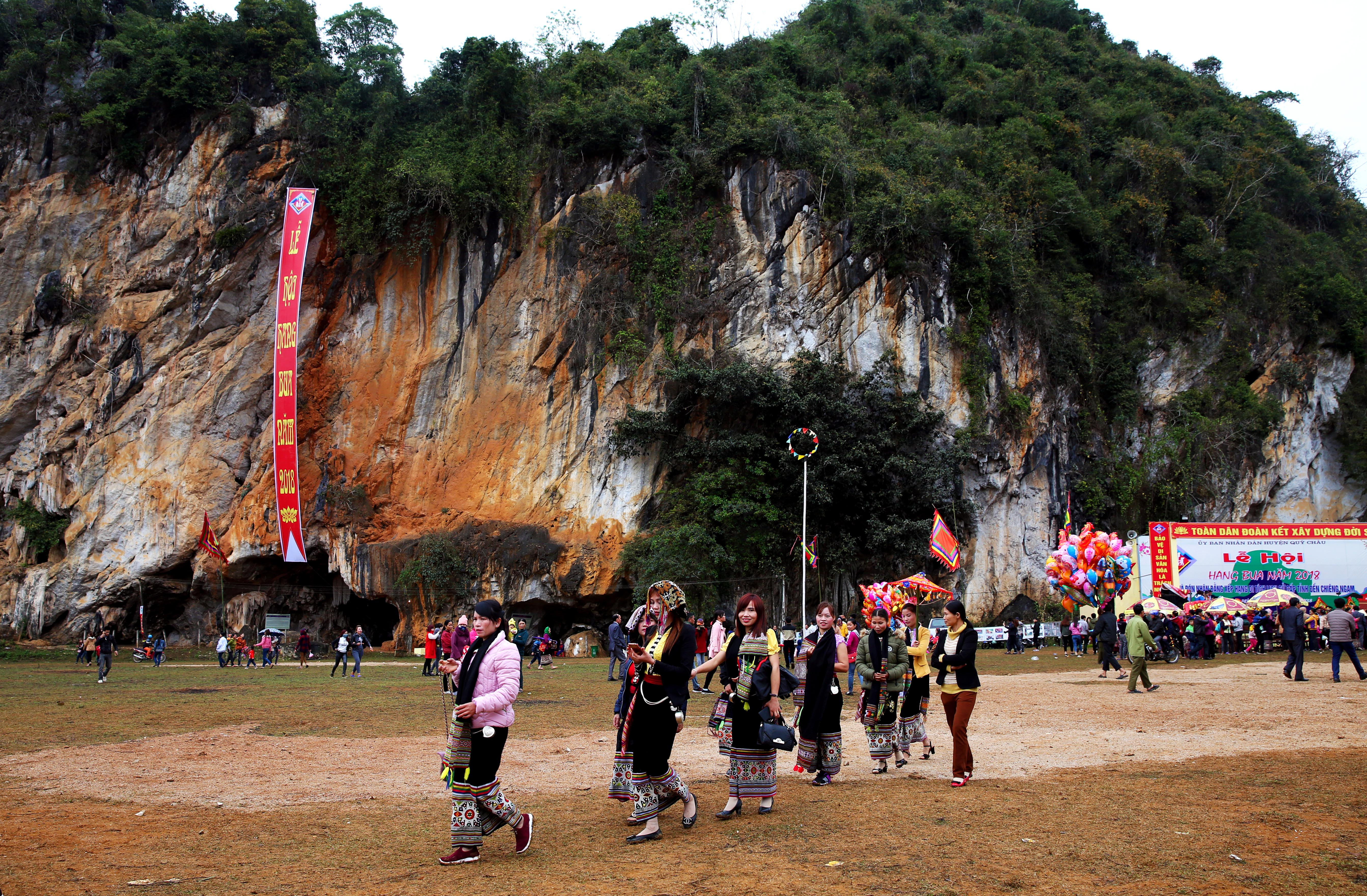 Du khác trẩy hội Hang Bua năm 2018. Ảnh : Hồ Phương